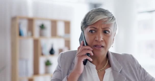 Llamada Telefónica Conflicto Una Mujer Negocios Enojada Discutiendo Mientras Está — Vídeos de Stock