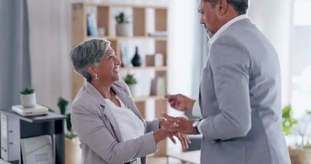 Счастливая Пожилая Пара Танцует Современном Офисе Своего Рабочего Места Вместе — стоковое видео