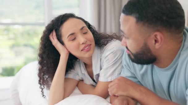 Hálószoba Fekvő Vagy Pihenni Pár Beszélgetni Kommunikáció Reggeli Beszélgetés Romantikus — Stock videók