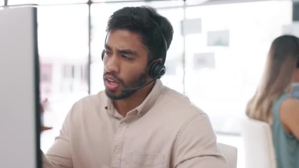 Adamı Çağrı Merkezi Müşteri Hizmetleri Için Bilgisayarda Danışmanlık Tele Pazarlama — Stok video