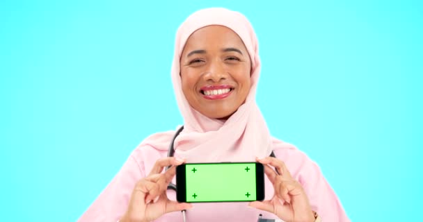 Telefon Grön Skärm Och Kvinna Läkare Isolerad Blå Bakgrund Vård — Stockvideo