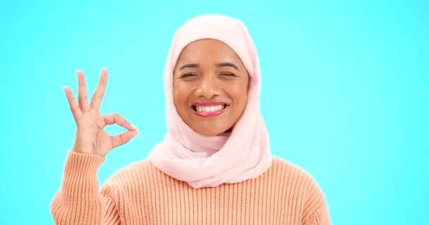 Femme Musulmane Signe Sourire Sur Visage Avec Main Pour Emoji — Video