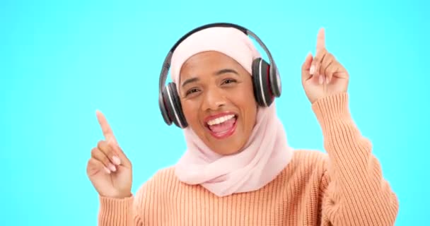 Ακουστικά Χορός Και Χαρούμενη Γυναίκα Απομονωμένη Μπλε Φόντο Ακούγοντας Μουσική — Αρχείο Βίντεο