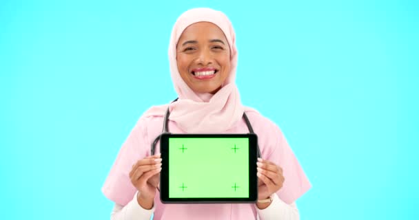 Femme Médecin Tablette Écran Vert Studio Pour Des Informations Sur — Video