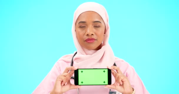 Mujer Musulmana Teléfono Para Retrato Pantalla Verde Con Maqueta Sitio — Vídeos de Stock