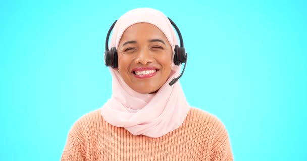 コールセンター 女性の顔とエージェント コンサルタントやイスラム教徒のテレマーケティングサービスのための青の背景に隔離された スタジオでヘッドセットを持つヒジャーブ人の幸せな通信 技術サポートまたは通信 — ストック動画