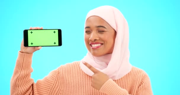 Islam Teléfono Pantalla Verde Una Mujer Fondo Azul Estudio Sosteniendo — Vídeos de Stock