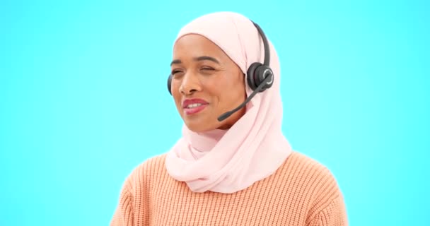 コールセンター 会話や女性は青の背景エージェント コンサルタントやイスラム教徒のテレマーケティングの売上高に孤立した スタジオで話すヒジャーブ語を話す人の幸せな通信 グローバルな技術サポートまたはコミュニケーション — ストック動画