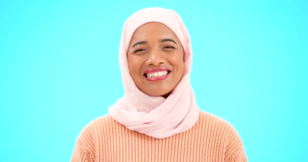 Мусульманин Счастливая Женщина Смеющийся Портрет Лица Шарфом Макета Комической Шутки — стоковое видео