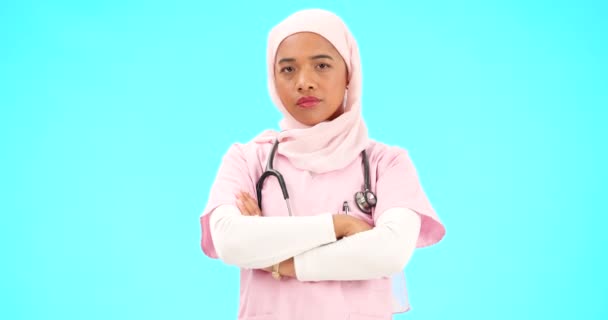 スタジオで頭を振る顔 看護師 イスラム教徒の女性は青の背景モックアップに隔離されています 肖像画 腕が交差し 深刻な医療専門家や不一致とイスラム教の人 ノーまたは拒否 — ストック動画
