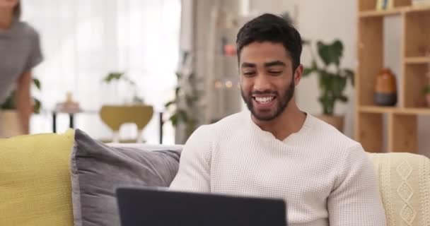 视频通话 笔记本电脑和快乐的夫妻在沙发上打招呼 一起在家里放松的时候笑着兴奋 男人和女人在客厅里聊天 在沙发上愉快地打招呼 — 图库视频影像