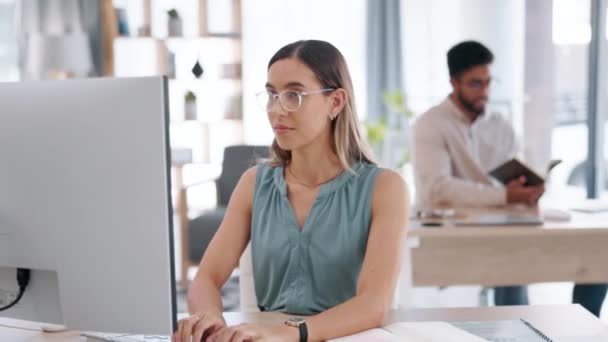 Kadın Bilgisayar Özgüvenle Daktilo Gözlüğü Çıkar Posta Teklifi Üzerinde Çalış — Stok video