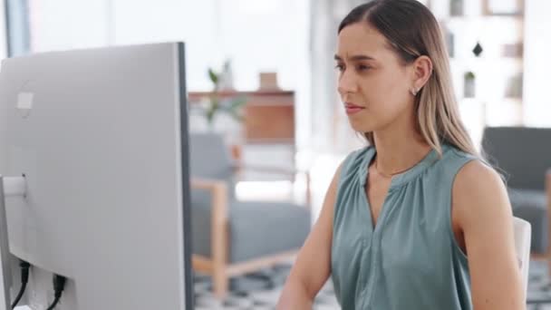 Wanita Bisnis Sakit Kepala Dan Stres Pada Komputer Dalam Kelelahan — Stok Video