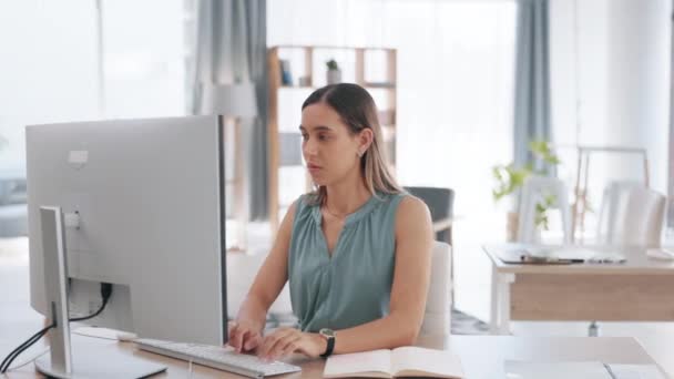 同事在办公室处理邮件 建议书或计划的时候 女人和咖啡都在办公室里 商界人士及同事 为女性网上查核提供打字灵感 — 图库视频影像