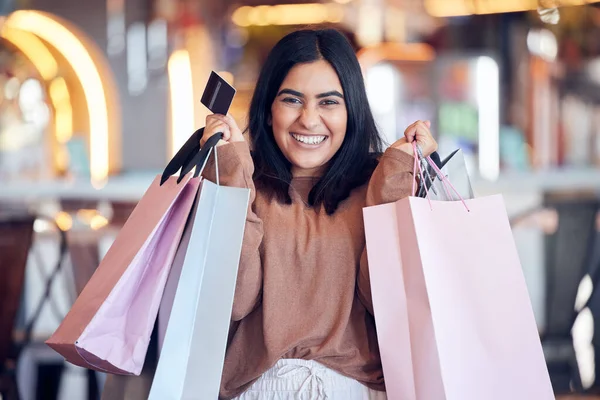 Portre Heyecanlı Kredi Kartı Olan Bir Kadın Alışveriş Alışveriş Torbaları — Stok fotoğraf