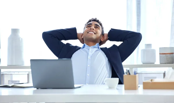 Rahatla Adamı Gülümseyen Bir Adam Dizüstü Bilgisayar Ofiste Iyi Bir — Stok fotoğraf