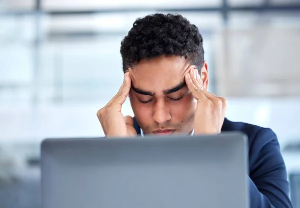 Biznes Stres Człowiek Bólem Głowy Laptop Konsultant Przepracowany Ostateczny Termin — Zdjęcie stockowe
