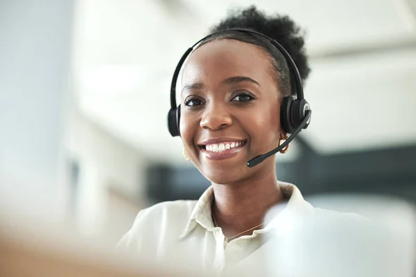 Zwarte Vrouw Call Center Portret Telefoon Consult Met Een Glimlach — Stockfoto