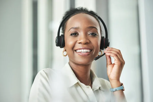 Zwarte Vrouw Gezicht Call Center Telefoon Consult Met Een Glimlach — Stockfoto