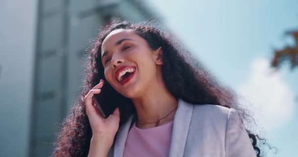 Mluvení Telefonát Obchodní Žena Městě Pro Vytváření Sítí Kontakt Strategické — Stock video