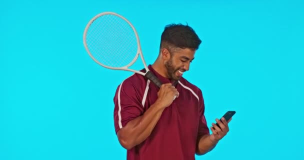 Телефон Теннис Человек Смеется Зеленым Экраном Студии Изолированы Синем Фоне — стоковое видео