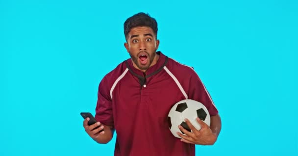 Чувак Футбольный Мяч Телефон Победителем Празднования Студии Изолированы Синем Фоне — стоковое видео