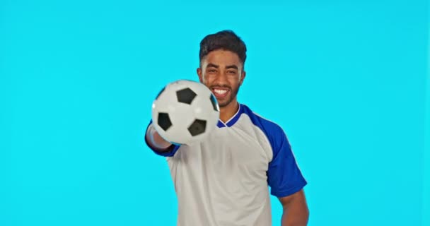 Bola Futebol Homem Sorrir Apontando Estúdio Isolado Fundo Azul Mockup — Vídeo de Stock