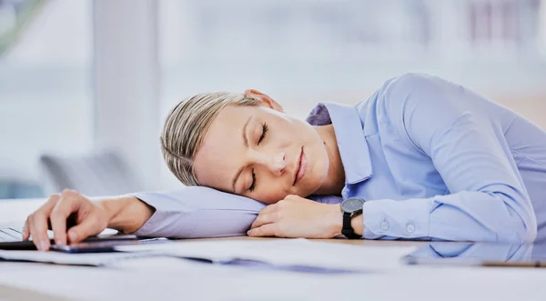 经商的女人和疲倦的办公室职员在工作截止日期后休息 女工和睡眠操作公司销售分析员从买方报告项目的文件和小睡 — 图库照片