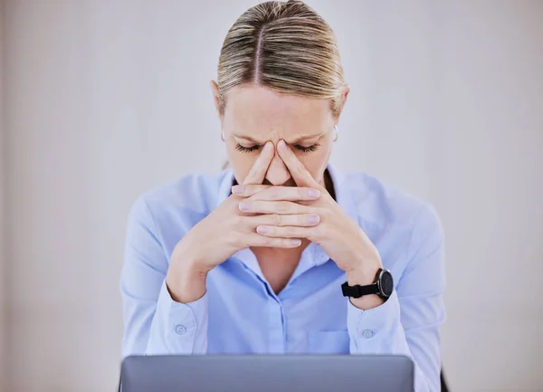 Affärskvinna Huvudvärk Och Dator Misslyckas Ett Företag Med Trötthet Och — Stockfoto