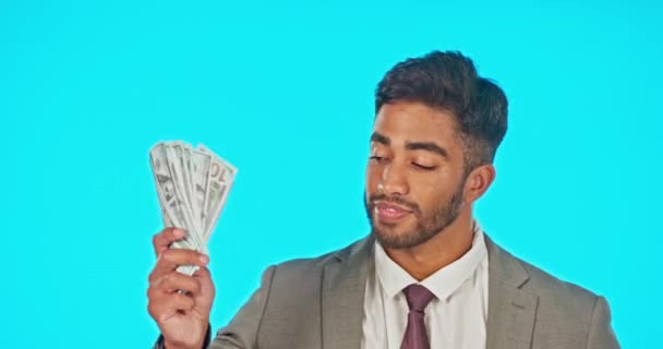 Para Hayranı Bir Adamı Stüdyo Arka Planında Zenginlik Para Kazanmak — Stok video