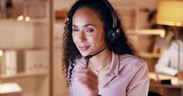 客户服务 妇女在夜间工作时面带微笑 寻求咨询 帮助和支持 呼叫中心和妇女顾问肖像 用于社区联系 援助和沟通 — 图库视频影像