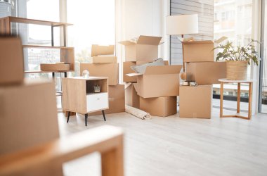 Taşınmak, yeni ev ve karton kutular içinde mobilyalar, oturma odası dekorasyonu ve apartman dairesi. Ev, paket kutu ve kiralık, satın alacak ya da sahip olacak boş bir mülk..