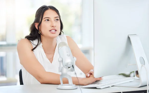 Influencer Talking Microphone Woman Computer Live Streaming Podcast Media Online — Stock Photo, Image