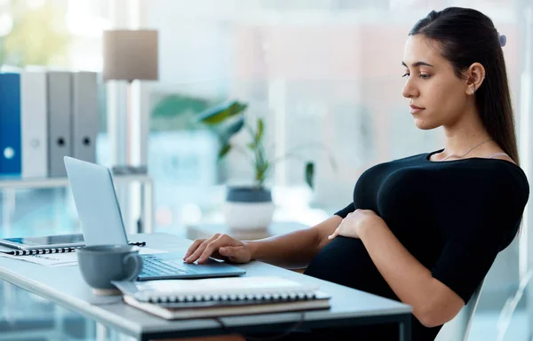 Üzletasszony Terhesség Gépelés Irodában Laptoppal Kereséssel Vagy Projekttel Pénzügyi Cégnél — Stock Fotó