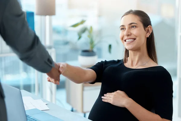 Embarazada Mujer Negocios Apretón Manos Oficina Con Hombre Bienvenida Contratación —  Fotos de Stock