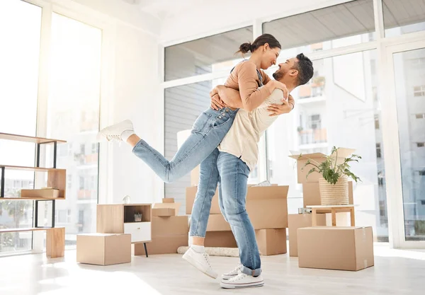 새로운 부부와 행복하고 감동적 포옹하는 임대료 소유자를 아파트에서 남자와 부동산 — 스톡 사진