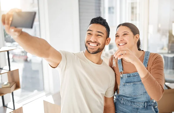 Selfie Neues Zuhause Und Glückliches Paar Schlüssel Und Hypothekenerfolg Livestream — Stockfoto