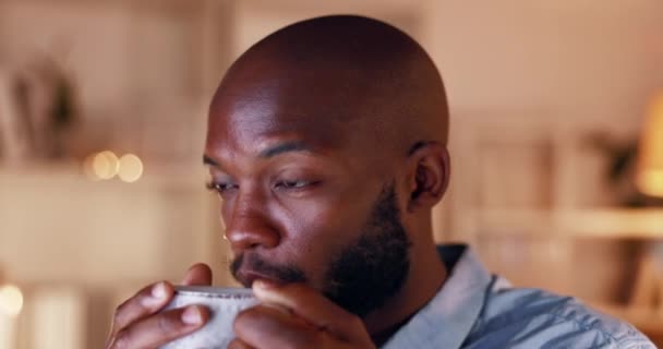 Hombre Negro Empleado Café Negocios Una Oficina Tarde Noche Pensando — Vídeos de Stock