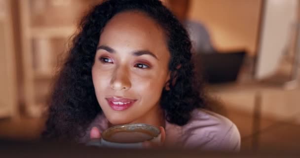 Komputer Kawa Praca Późna Bizneswoman Biurze Nocy Czuje Się Zadowolony — Wideo stockowe