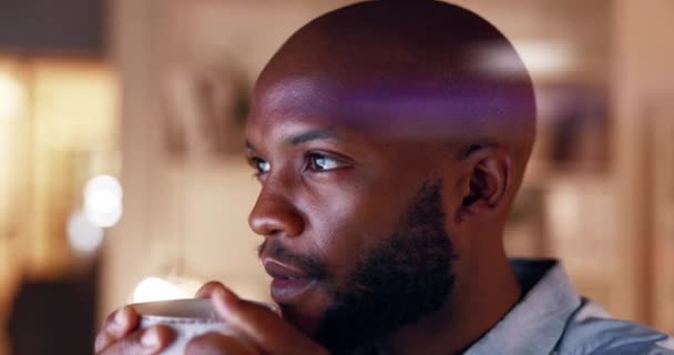 Siyah Bir Adam Gece Kahvesi Bir Ofiste Geç Saatlere Kadar — Stok video