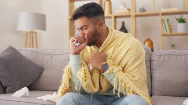 Nemoc Nemoc Kašel Mužem Pohovce Obývacího Pokoje Pro Alergii Únavu — Stock video