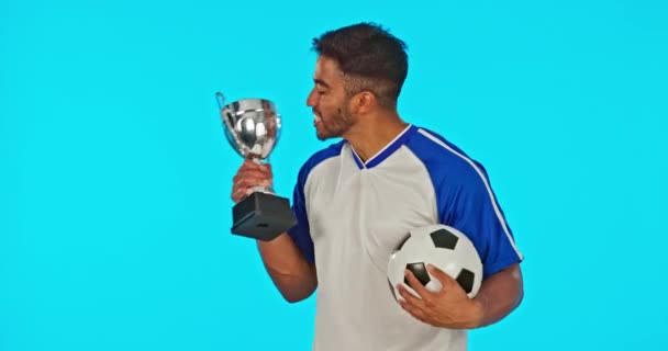 Vinn Fotboll Och Ansikte Man Med Trofé Isolerad Blå Bakgrund — Stockvideo