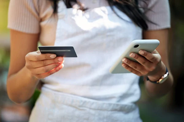 Kadın Eli Kredi Kartı Yeri Sahibi Telefon Ekommerce Online Alışveriş — Stok fotoğraf