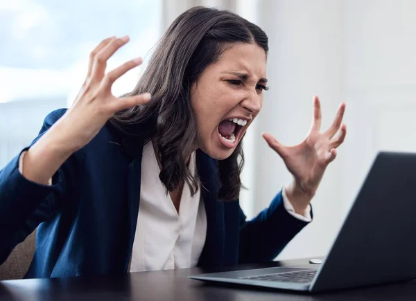 Profissional Mulher Gritando Com Raiva Com Laptop Escritório Com Problema — Fotografia de Stock