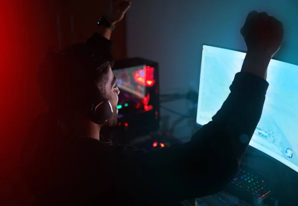 Людина Темній Кімнаті Відеоігри Виграють Кулачковим Насосом Онлайн Трансляцією Ігрові — стокове фото