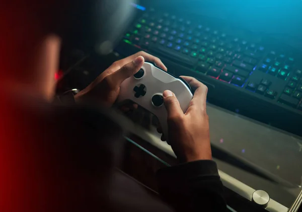 컨트롤러를 게임을 서포트를 온라인 스트리밍을 합니다 비디오 어두운 유선형 조이스틱 — 스톡 사진