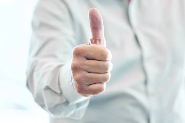 Adamı Ofiste Kazanmak Onaylamak Şirket Başarısı Için Baş Parmağını Kaldırıyor — Stok fotoğraf