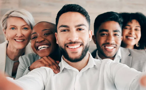 職場での多様性 チームコラボレーション またはプロの幸福と企業の自撮りのためのビジネス 人々と笑顔 私たちについてのグループ ビジネスマンや肖像画ソーシャルメディアのウェブサイト上の投稿 — ストック写真