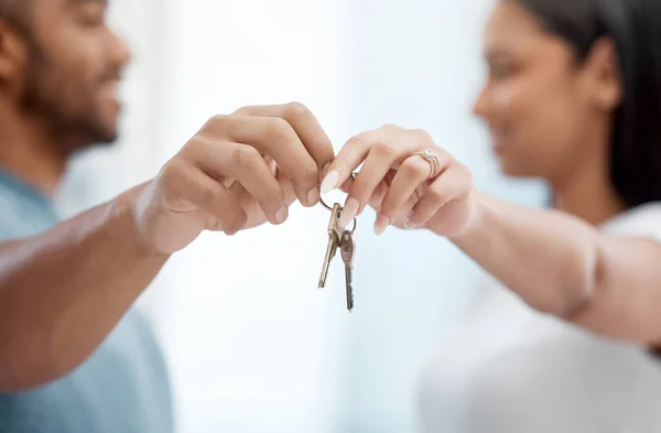 Haus Schlüssel Und Hände Eines Ehepaares Neuen Eigenheim Für Immobilien — Stockfoto
