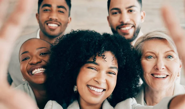 Business Selfie Und Lächeln Für Unternehmensvielfalt Teamzusammenarbeit Und Berufliches Glück — Stockfoto